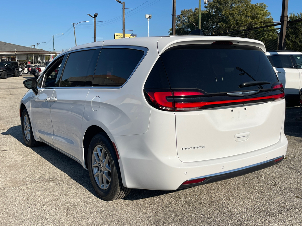 2025 Chrysler Pacifica  28