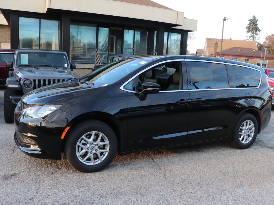 2025 Chrysler Voyager LX 3