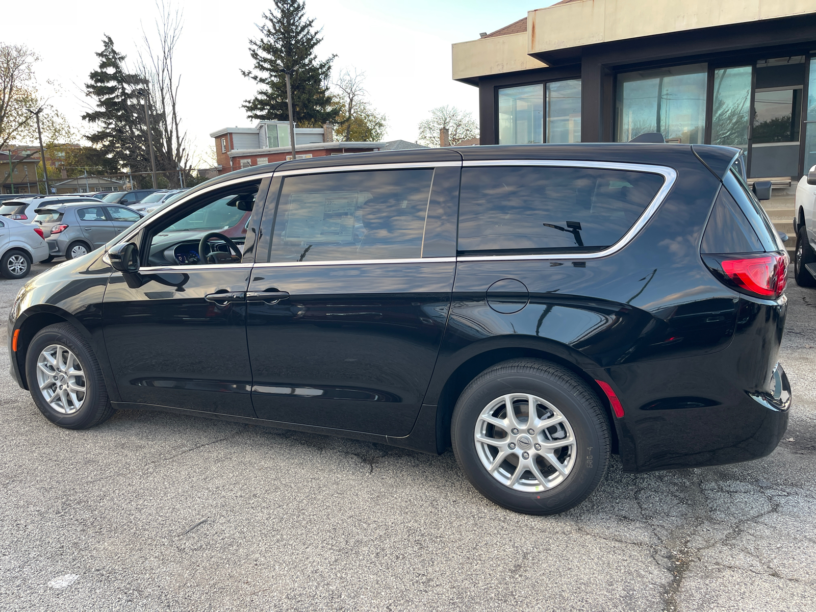 2025 Chrysler Voyager LX 4