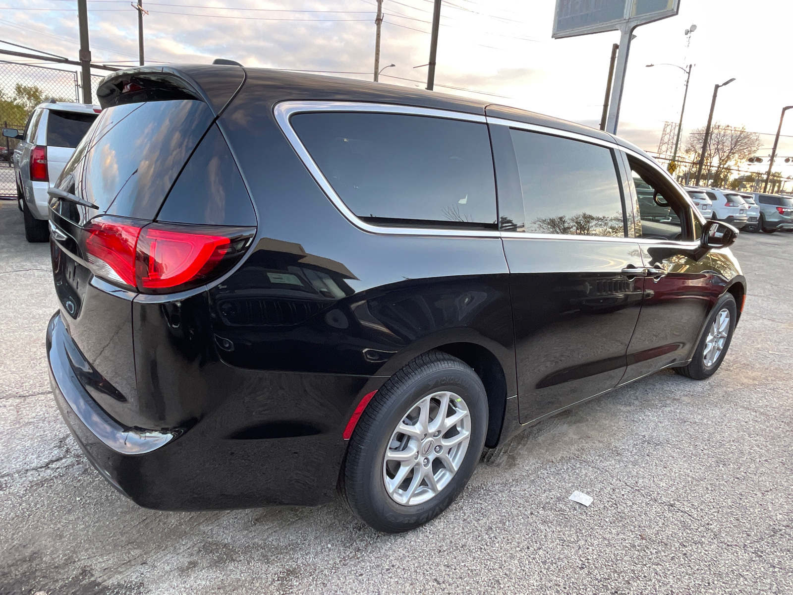 2025 Chrysler Voyager LX 8