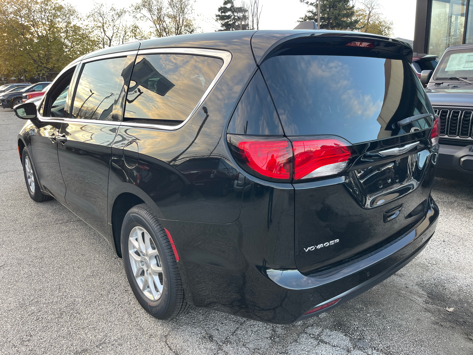 2025 Chrysler Voyager LX 27