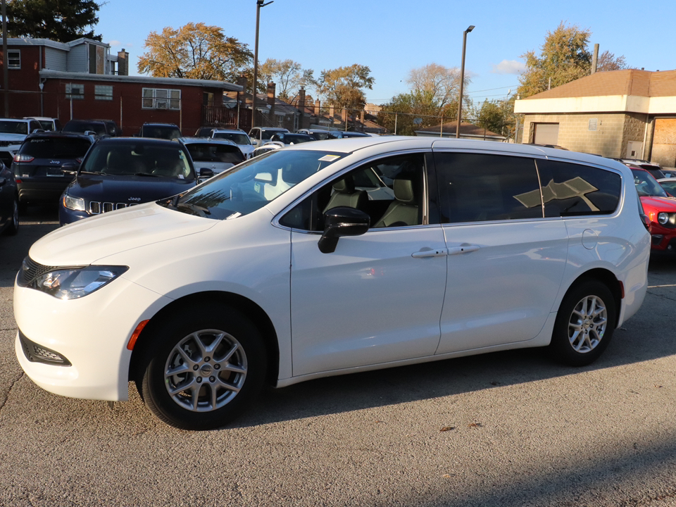 2025 Chrysler Voyager LX 3