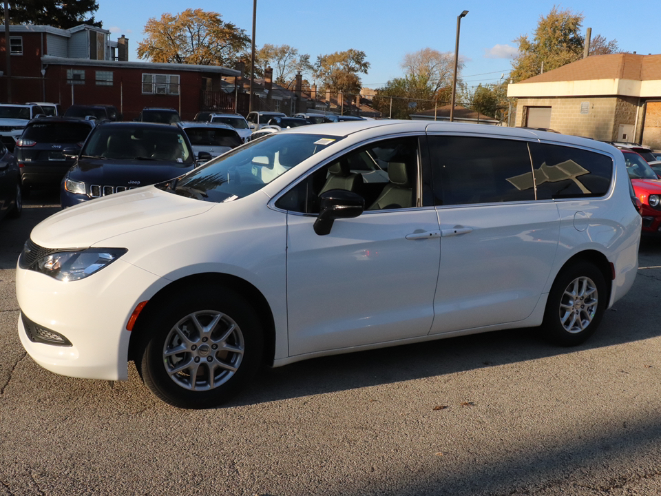 2025 Chrysler Voyager LX 24