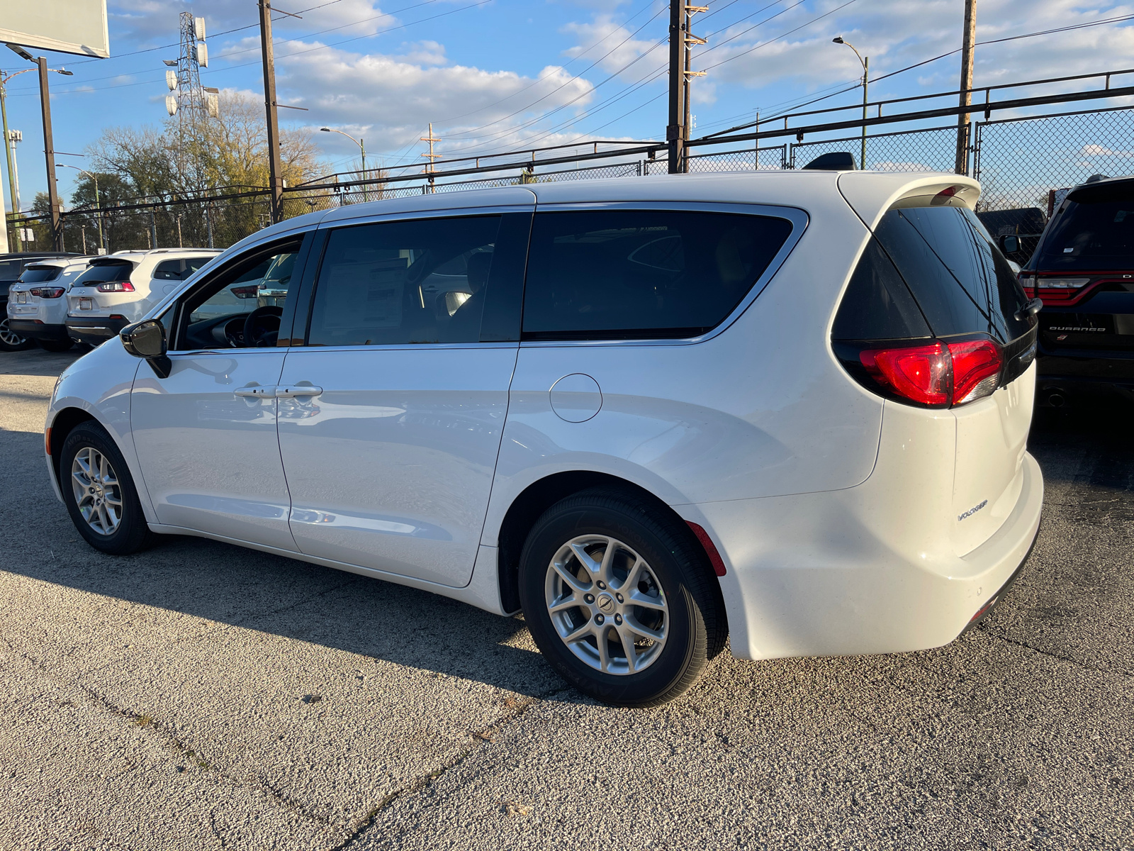 2025 Chrysler Voyager LX 25