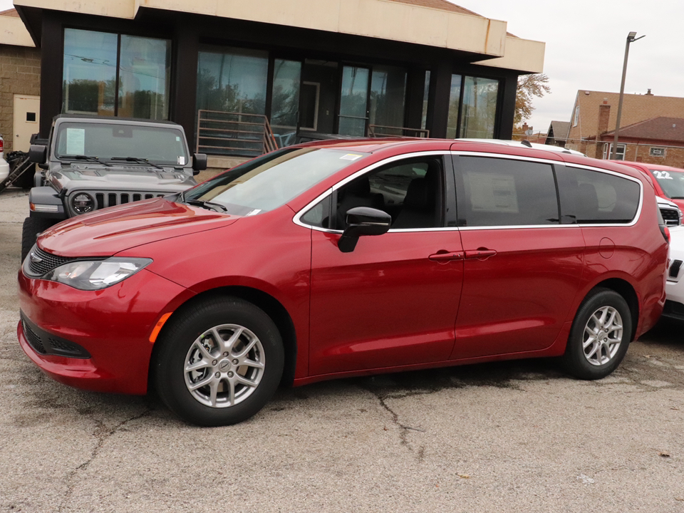 2025 Chrysler Voyager LX 3