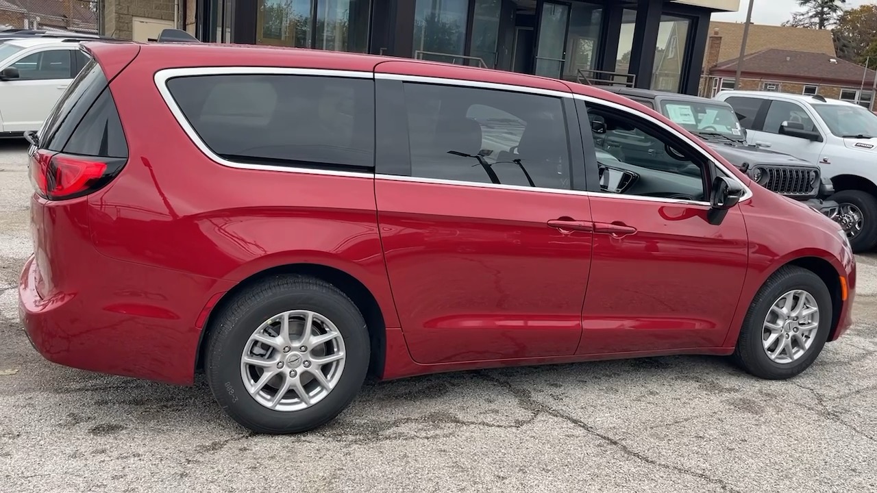 2025 Chrysler Voyager LX 7