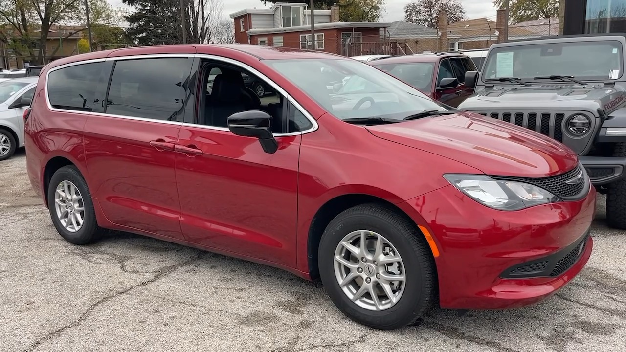 2025 Chrysler Voyager LX 31