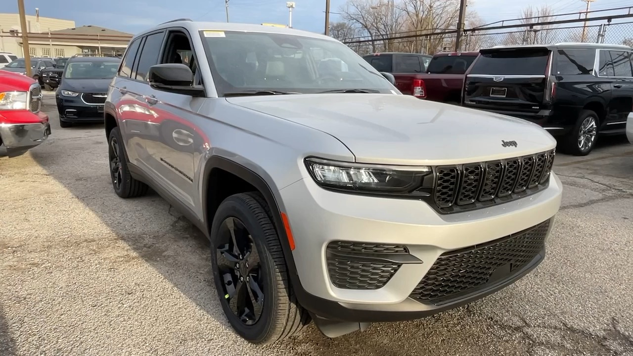 2025 Jeep Grand Cherokee Altitude X 8