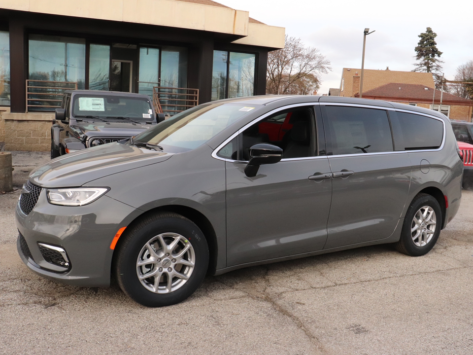 2025 Chrysler Pacifica  3