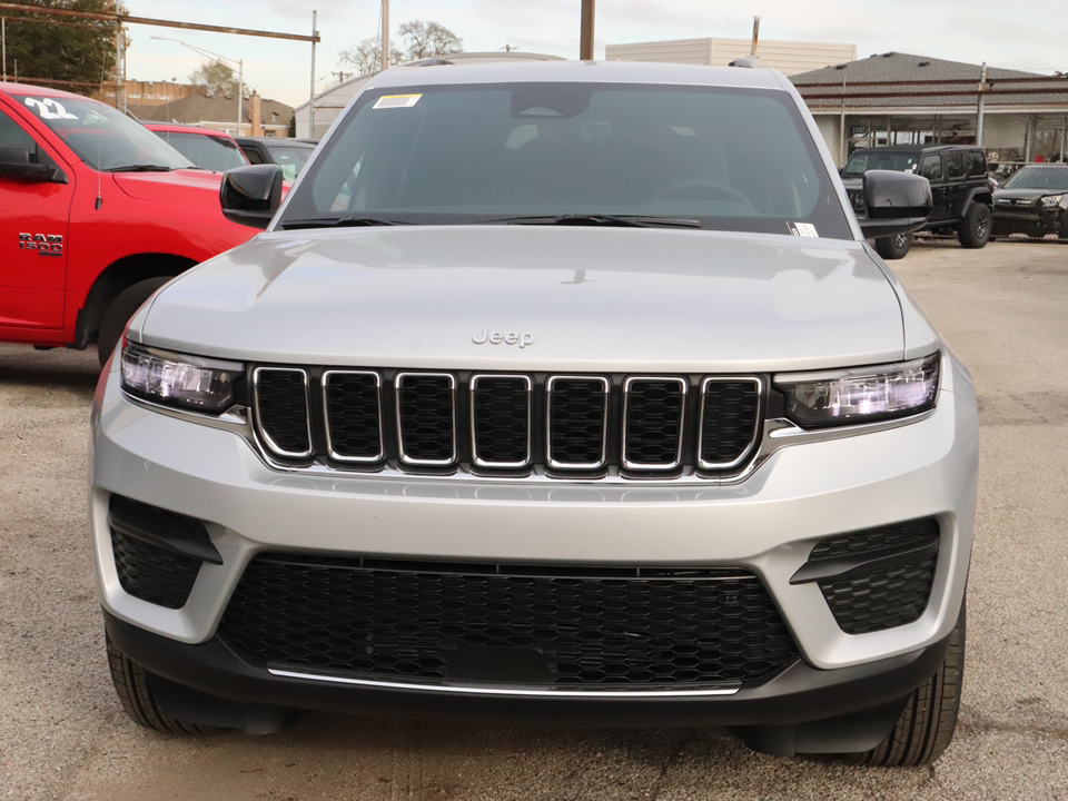 2025 Jeep Grand Cherokee Laredo 8