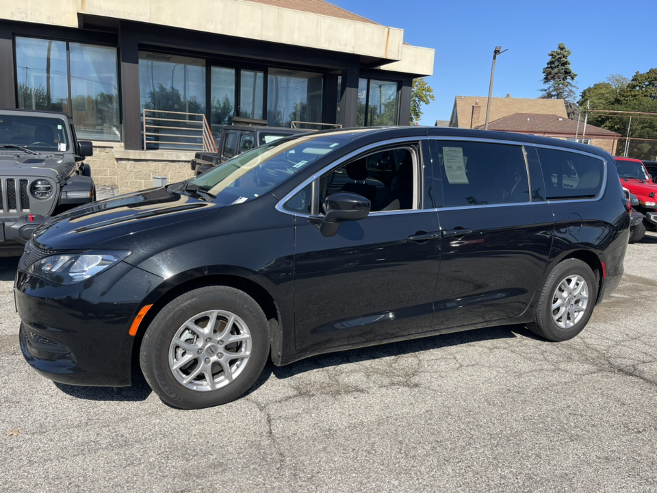 2022 Chrysler Voyager LX 2