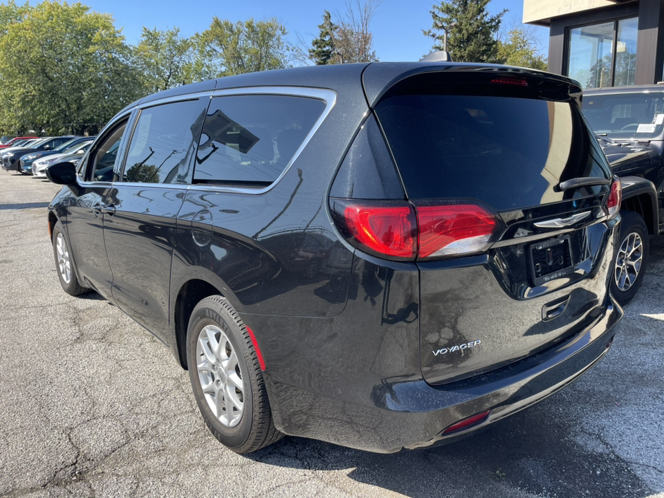 2022 Chrysler Voyager LX 3