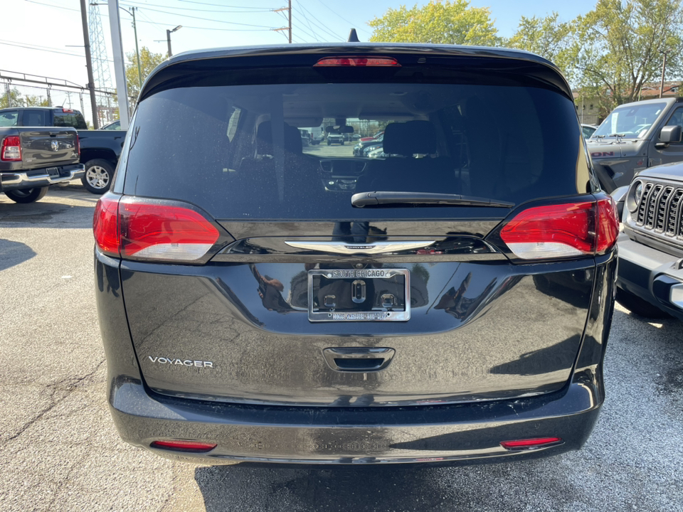 2022 Chrysler Voyager LX 4