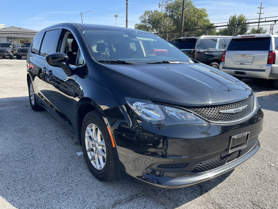 2022 Chrysler Voyager LX 6