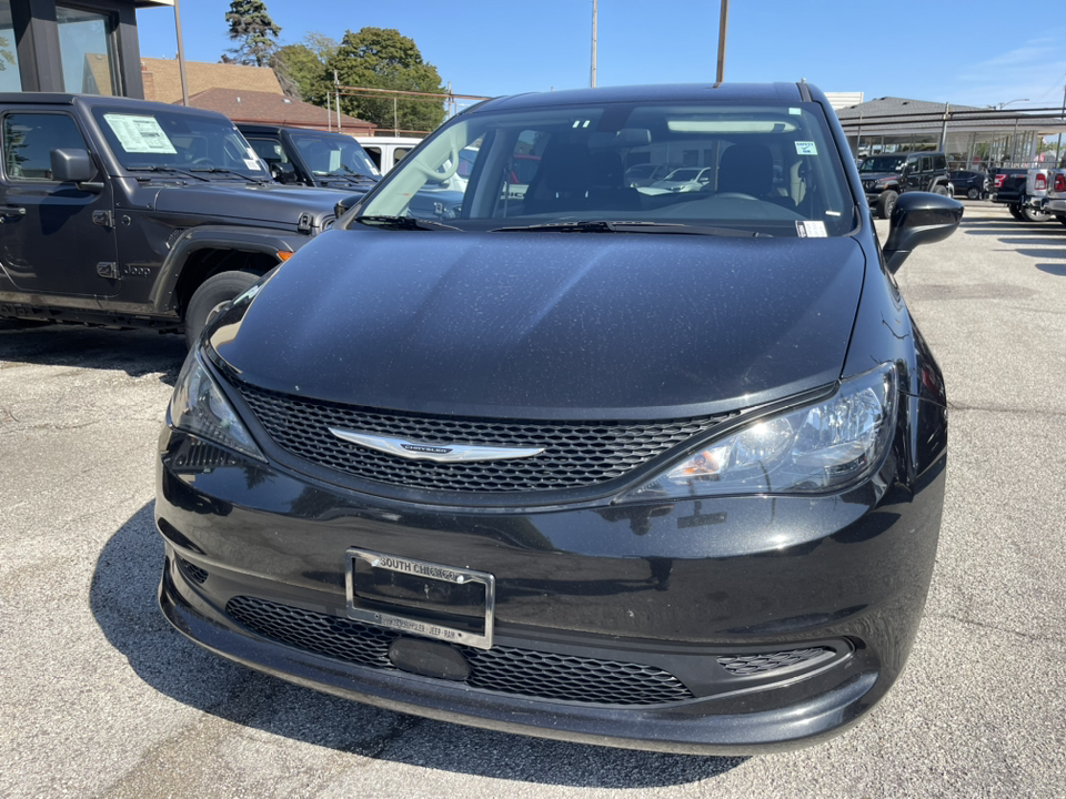 2022 Chrysler Voyager LX 7