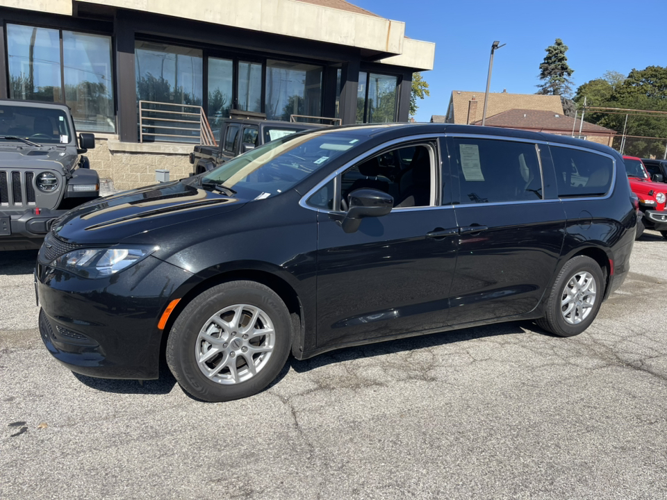 2022 Chrysler Voyager LX 19