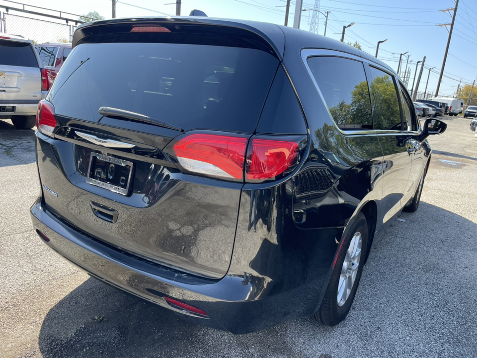 2022 Chrysler Voyager LX 21