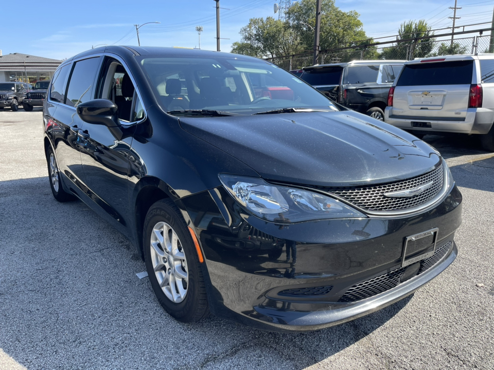 2022 Chrysler Voyager LX 22