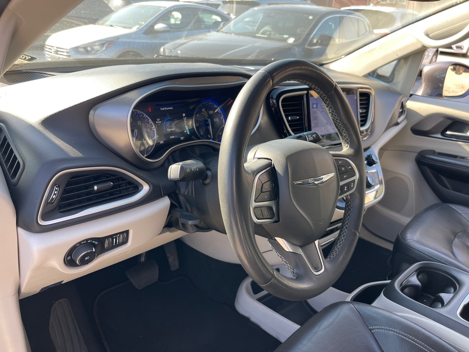 2022 Chrysler Pacifica Touring L 10