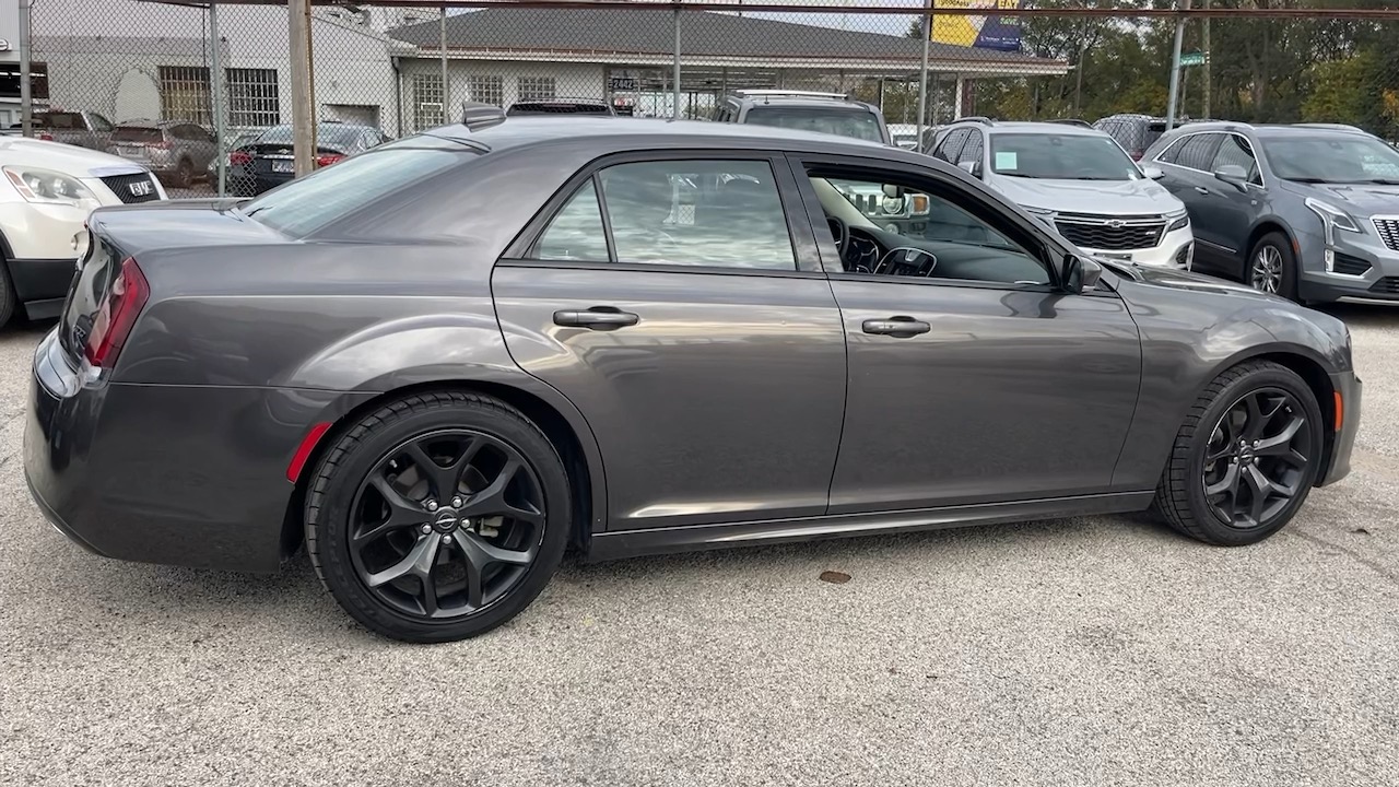 2022 Chrysler 300 Touring L 26