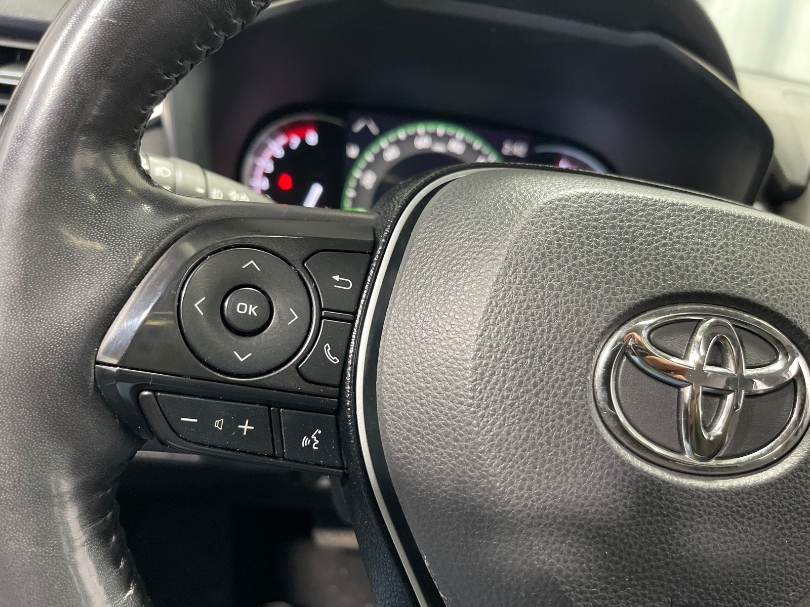 2019 Toyota RAV4 Limited 27