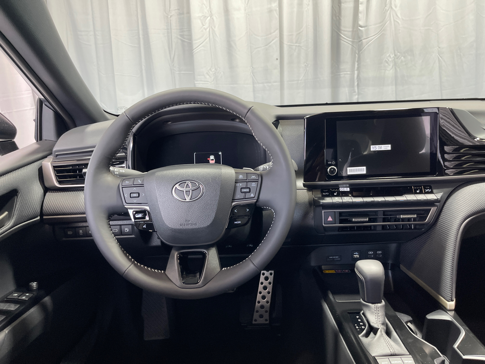 2025 Toyota Camry SE 26