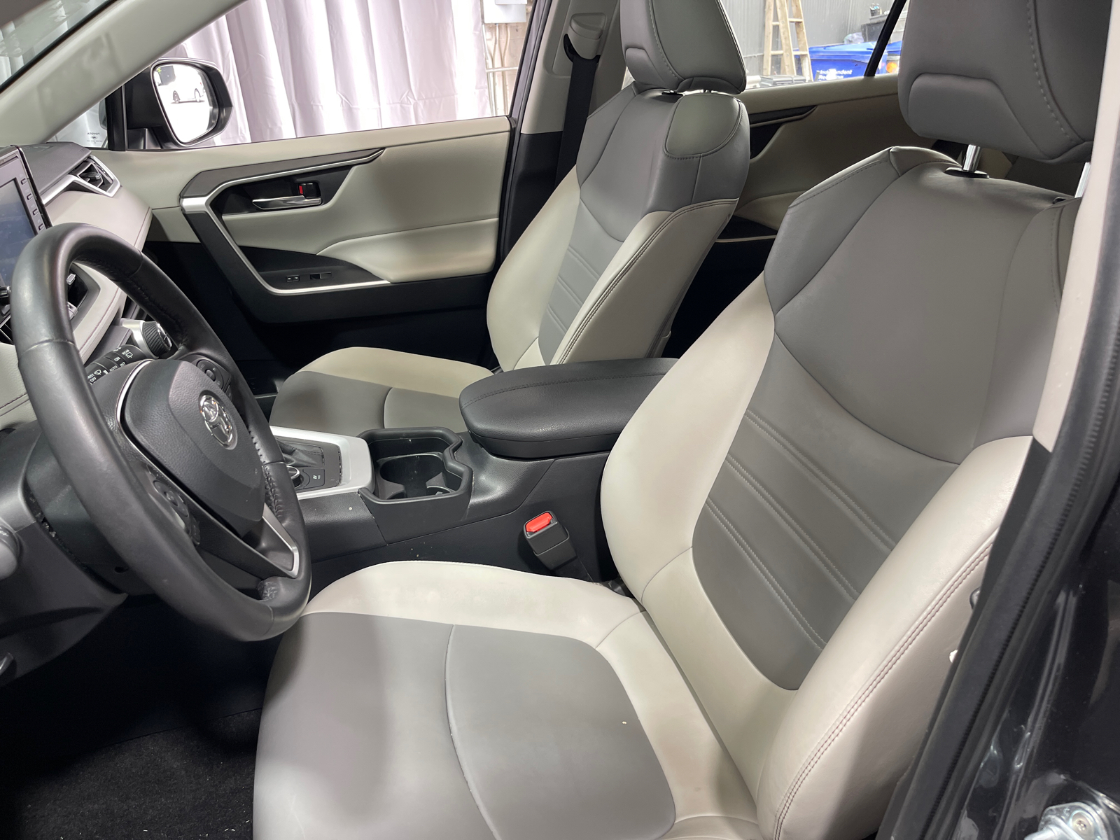 2021 Toyota RAV4 Hybrid XLE Premium 21