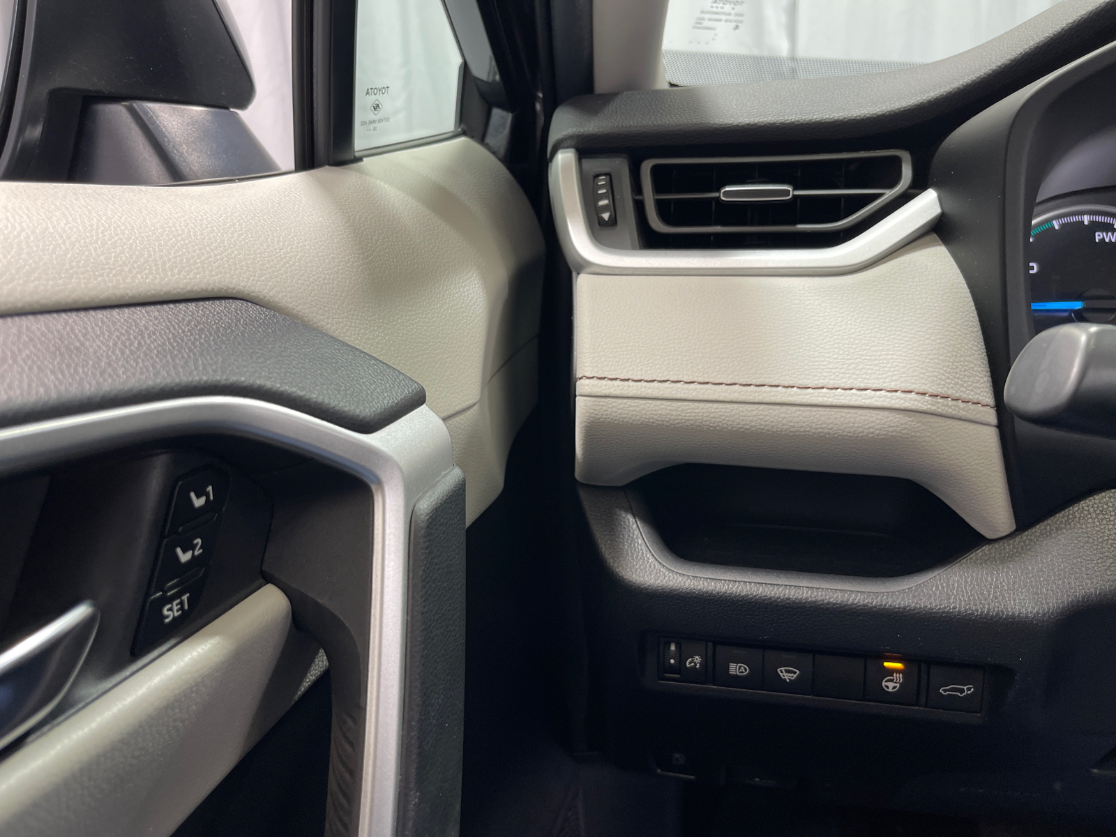 2021 Toyota RAV4 Hybrid XLE Premium 49