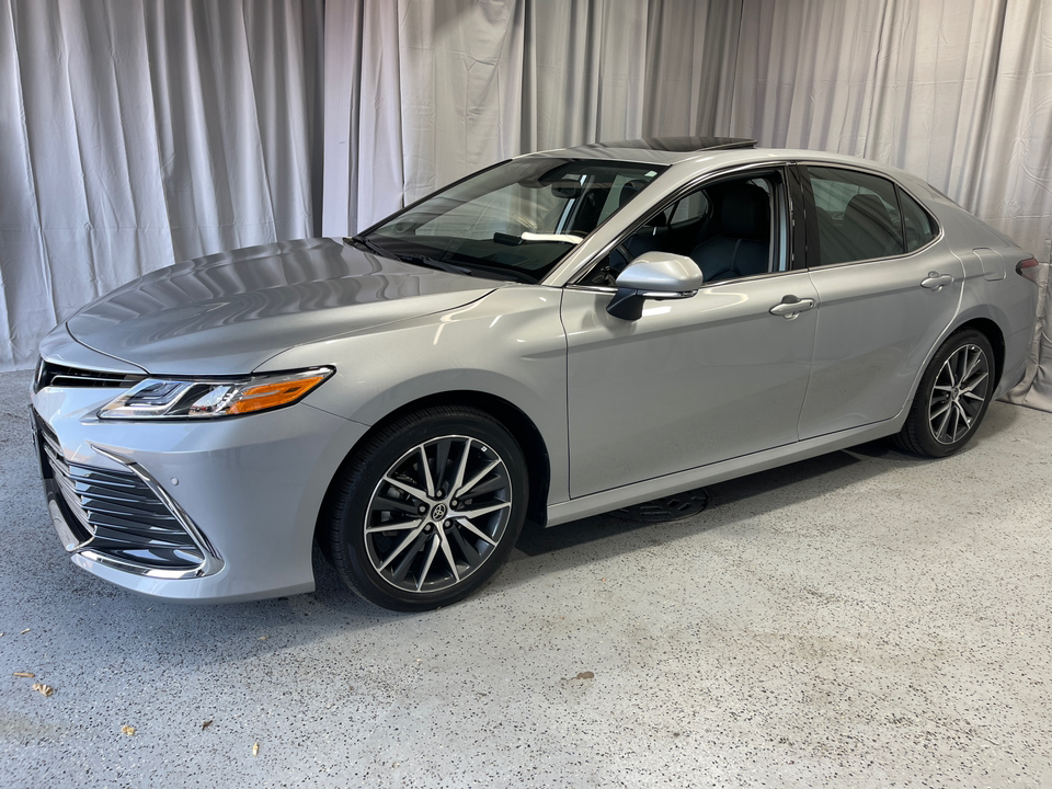 2023 Toyota Camry Hybrid XLE 3