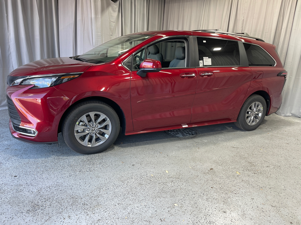 2024 Toyota Sienna XLE 3