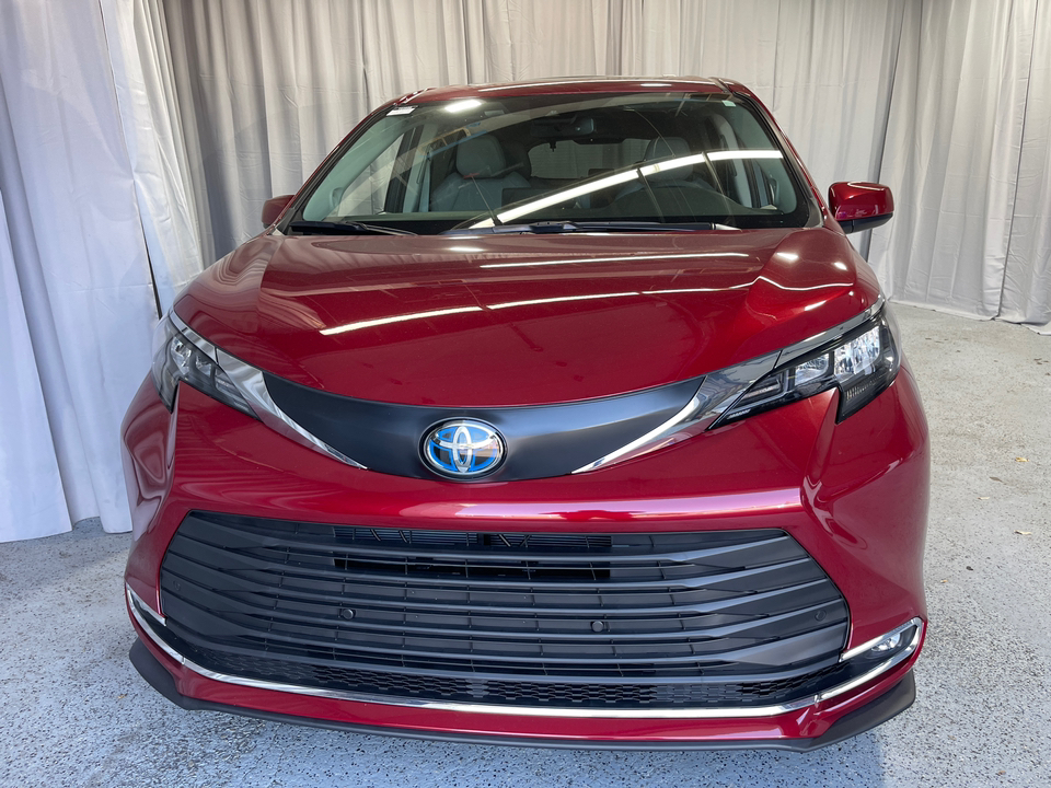 2024 Toyota Sienna XLE 13