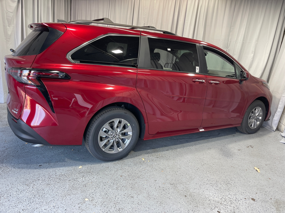 2024 Toyota Sienna XLE 38