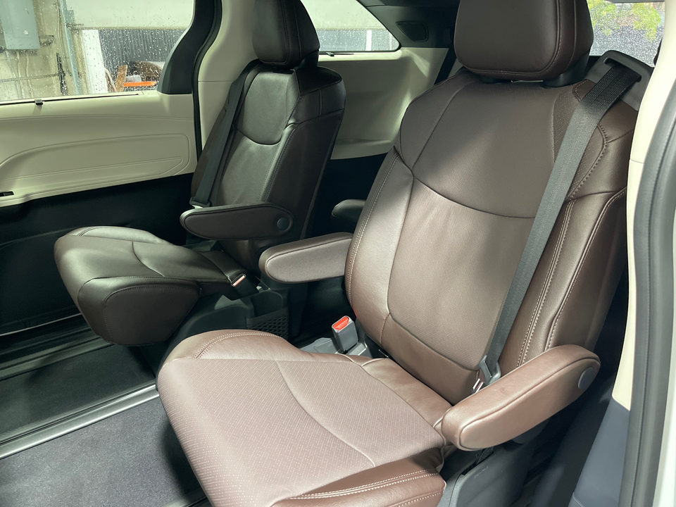 2024 Toyota Sienna Platinum 32