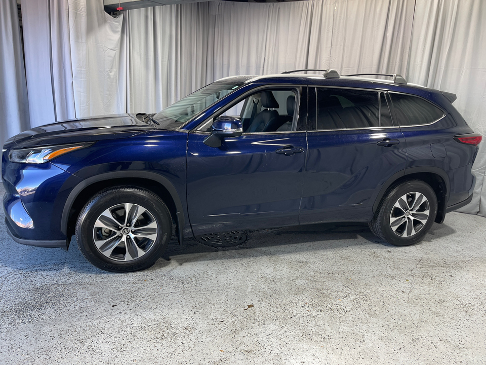 2022 Toyota Highlander XLE 3