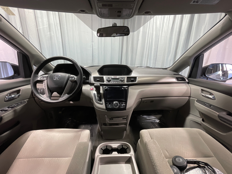 2016 Honda Odyssey SE 10