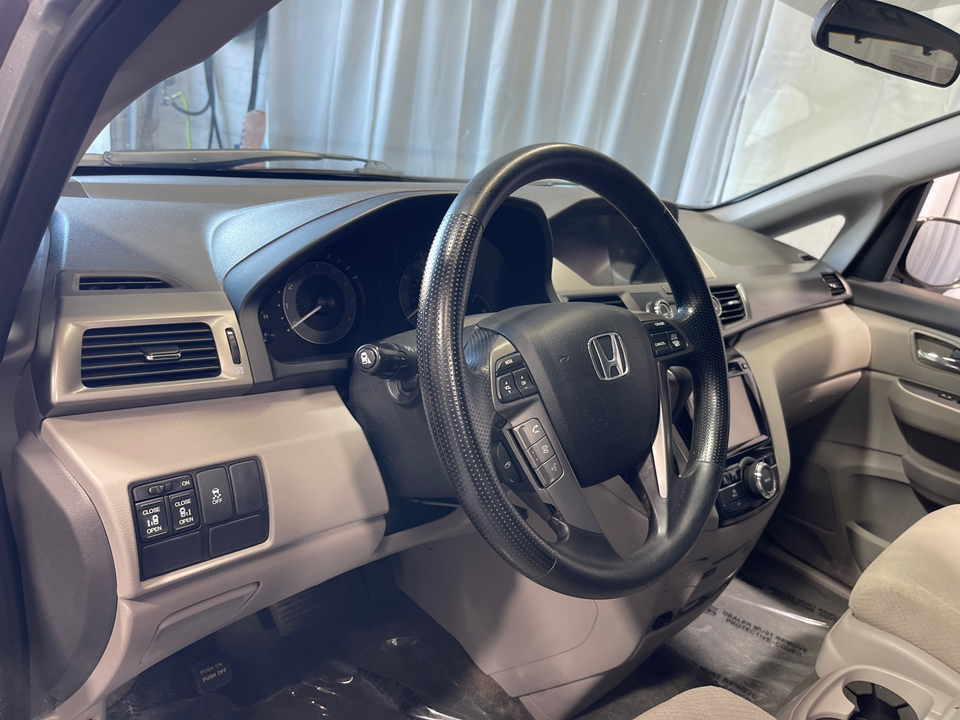 2016 Honda Odyssey SE 15