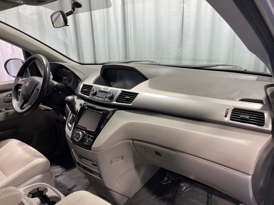 2016 Honda Odyssey SE 19