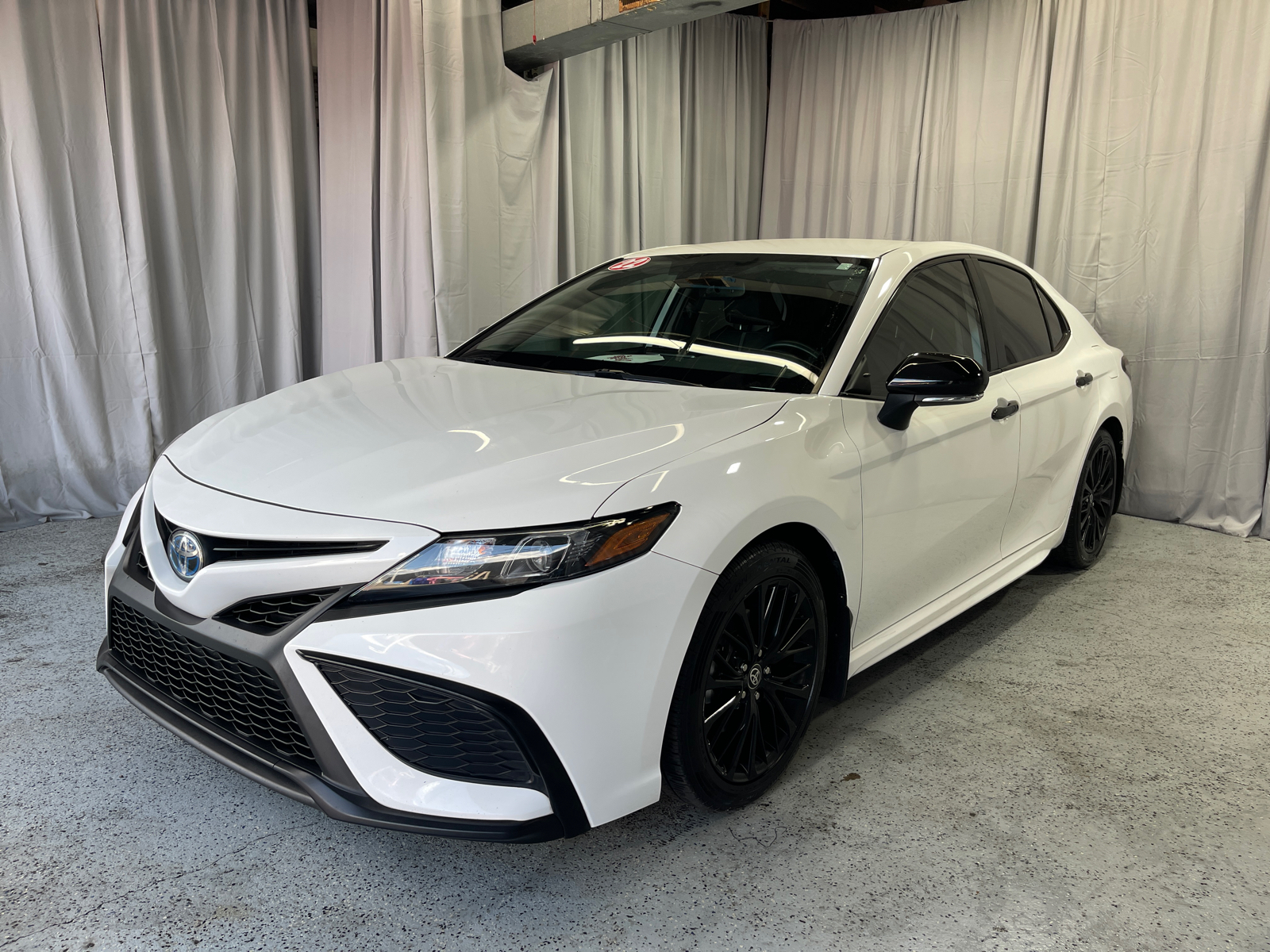 2022 Toyota Camry Hybrid SE 1