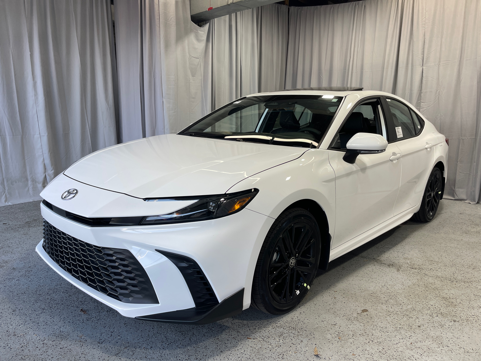 2025 Toyota Camry SE 1