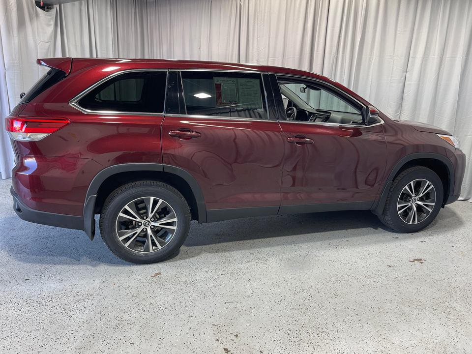 2019 Toyota Highlander LE 11