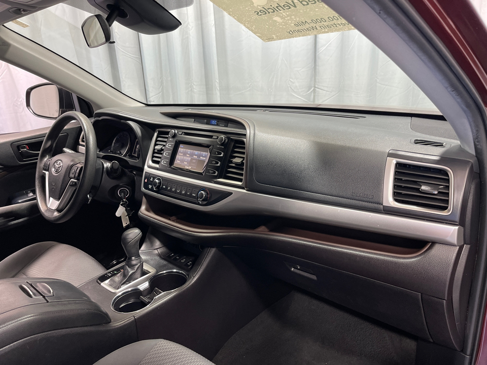 2019 Toyota Highlander LE 12