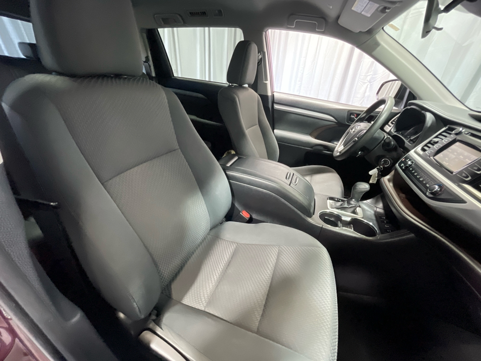 2019 Toyota Highlander LE 24