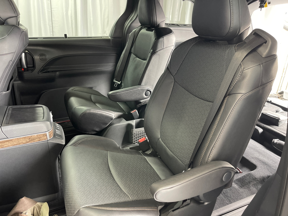 2025 Toyota Sienna Platinum 30