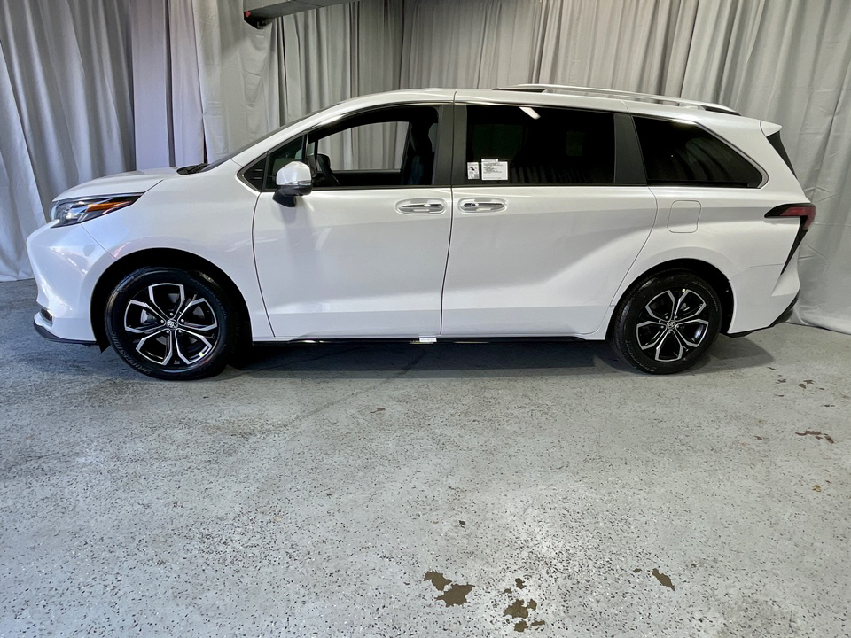 2025 Toyota Sienna Platinum 3