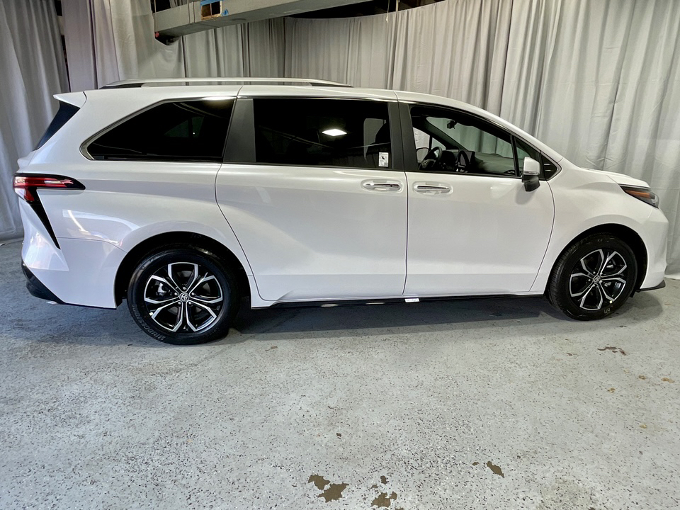 2025 Toyota Sienna Platinum 11