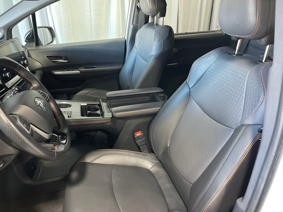 2021 Toyota Sienna XSE 17