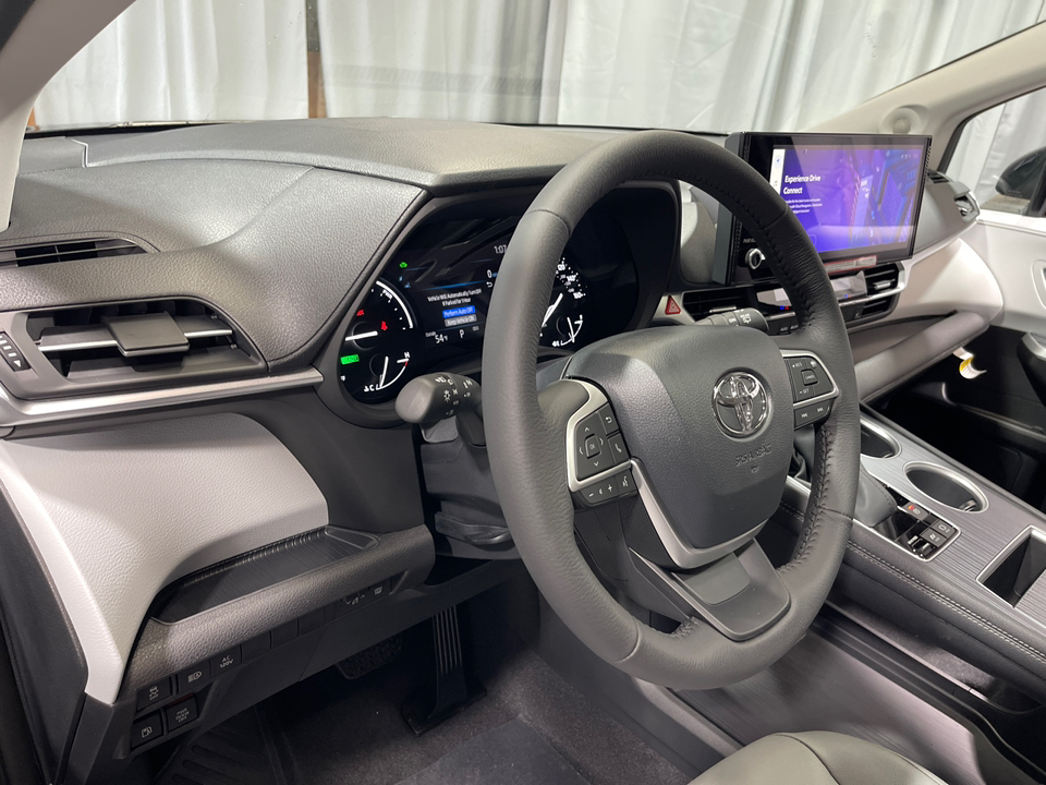 2025 Toyota Sienna XLE 2