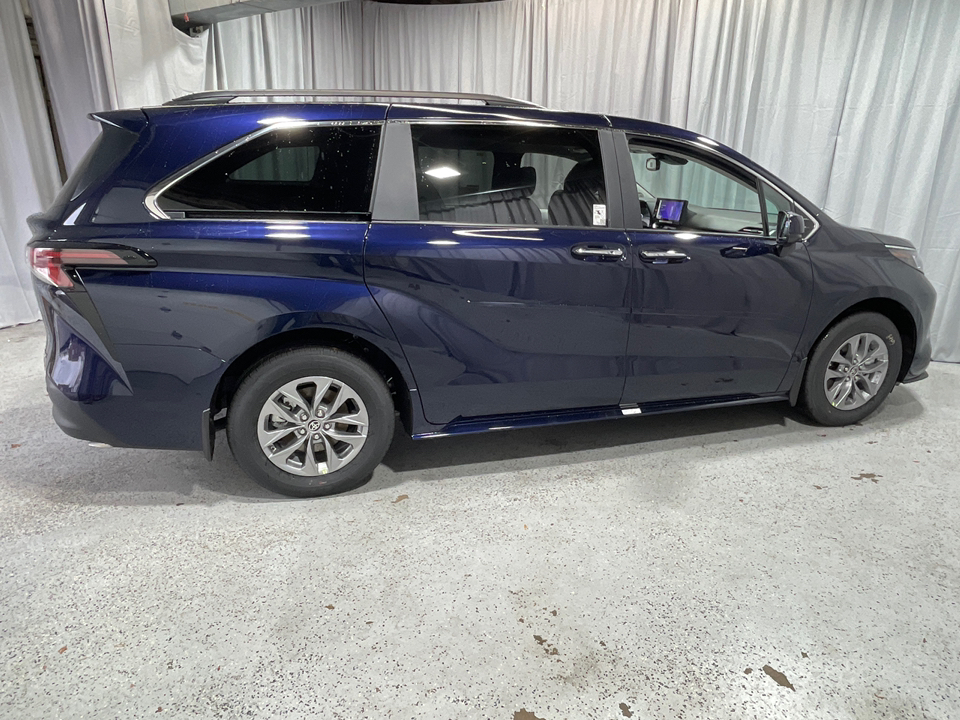 2025 Toyota Sienna XLE 11