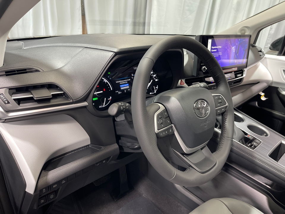 2025 Toyota Sienna XLE 16