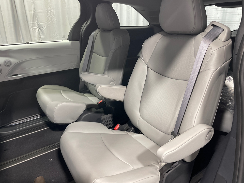 2025 Toyota Sienna XLE 35